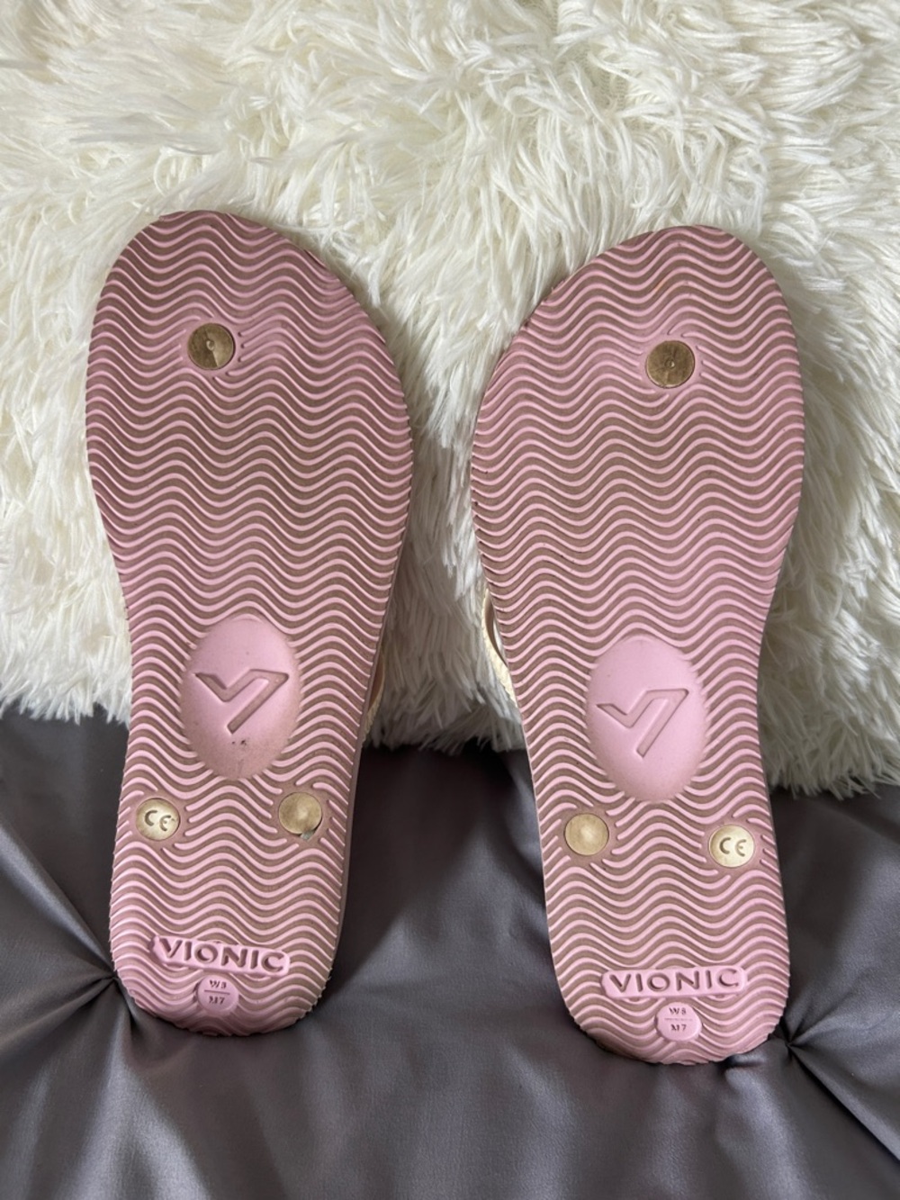 Vionic Beach Pink Patterned Flip Flops. Size 8! - Picture 2 of 3